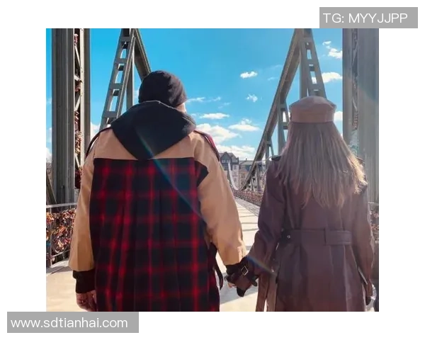 周杰伦与足球明星亲密合影共同展现运动与音乐的完美融合