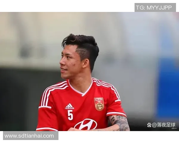 现役足球球星野人带领球队冲击冠军荣耀，展现非凡球技与领袖魅力