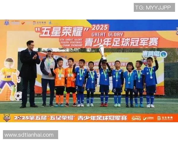 足球巨星齐聚一堂 合影留念记录历史时刻 展现荣耀与激情